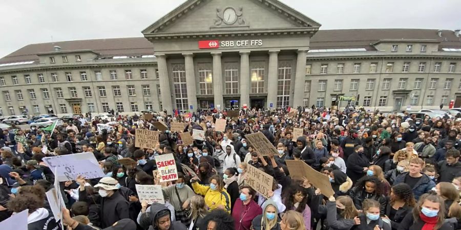 Kundgebung zu «Black Lives Matter» am frühen Freitagabend in Biel.