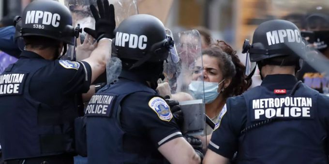 Angesichts der Ausschreitungen bei Demonstrationen haben fast 40 Städte in den USA strenge Ausgangssperren verhängt - darunter die Hauptstadt der Vereinigten Staaten, Washington. BLM