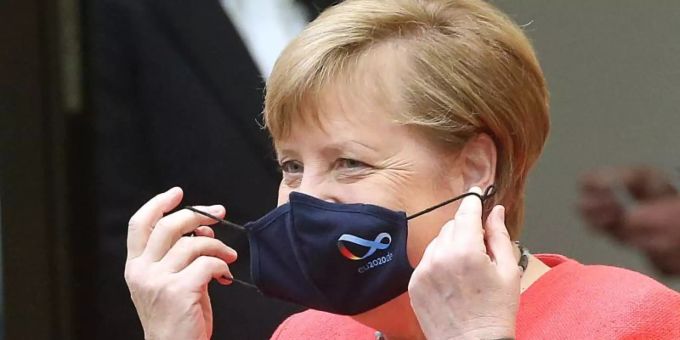 Bundeskanzlerin Angela Merkel (CDU) nimmt im Bundesrat ihre Mund- und Nasenschutzmaske ab, bevor sie eine Rede zu Zielen der EU-Ratspräsidentschaft hält. Foto: Wolfgang Kumm/dpa Bundeskanzlerin Angela Merkel (CDU) nimmt im Bundesrat ihre Mund- und Nasenschutzmaske ab, bevor sie eine Rede zu Zielen der EU-Ratspräsidentschaft hält. Foto: Wolfgang Kumm/dpa