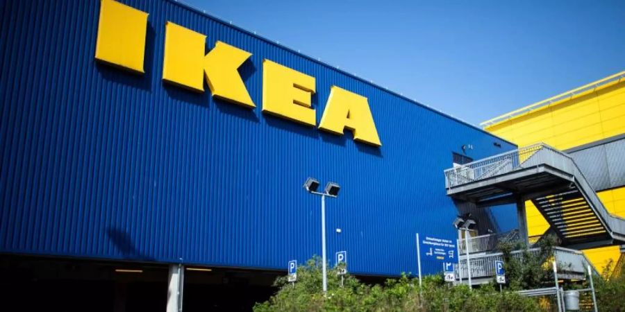 Der Möbelriese Ikea darf nach der Ausnahmeregelung in Nordrhein-Westfalen seine Filialen wieder öffnen. Foto: Federico Gambarini/dpa