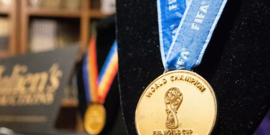 Die Goldmedaille eines französischen Fussball-Weltmeisters stand zwei Jahre nach dem Titel zum Verkauf. Foto: Maximilian Haupt/dpa