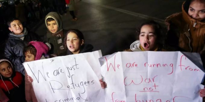 Demonstrierende Flüchtlingskinder an Ungarns Grenze Demonstrierende Flüchtlingskinder an Ungarns Grenze