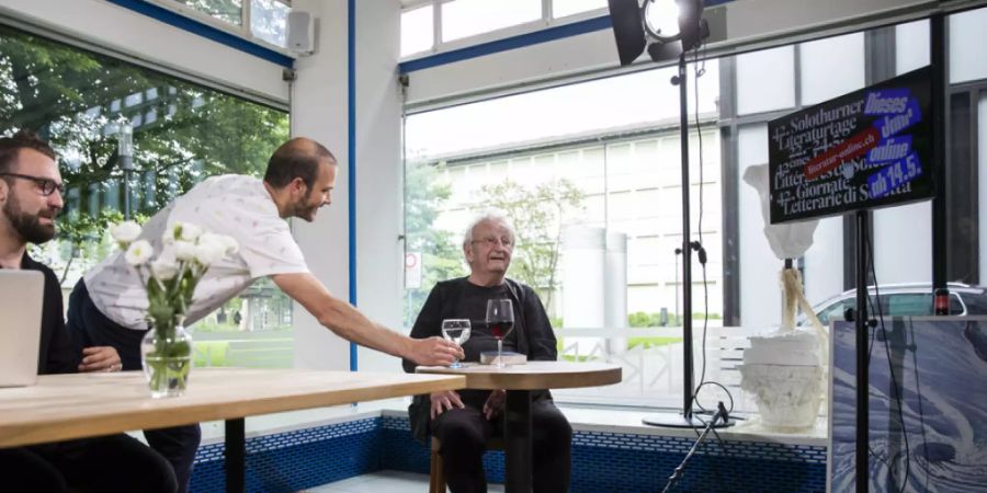 Der Schweizer Schriftsteller Peter Bichsel (rechts) an den 42. Solothurner Literaturtagen - nicht vor grossem Publikum, sondern im Life-Stream. Zuschauer-Zahlen zeigen: Das Experiment ist geglückt.